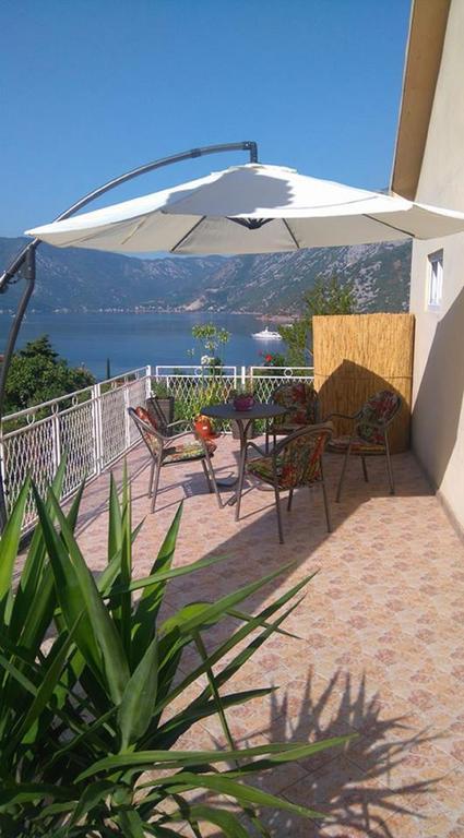 Apartment Rose Garden Risan Esterno foto