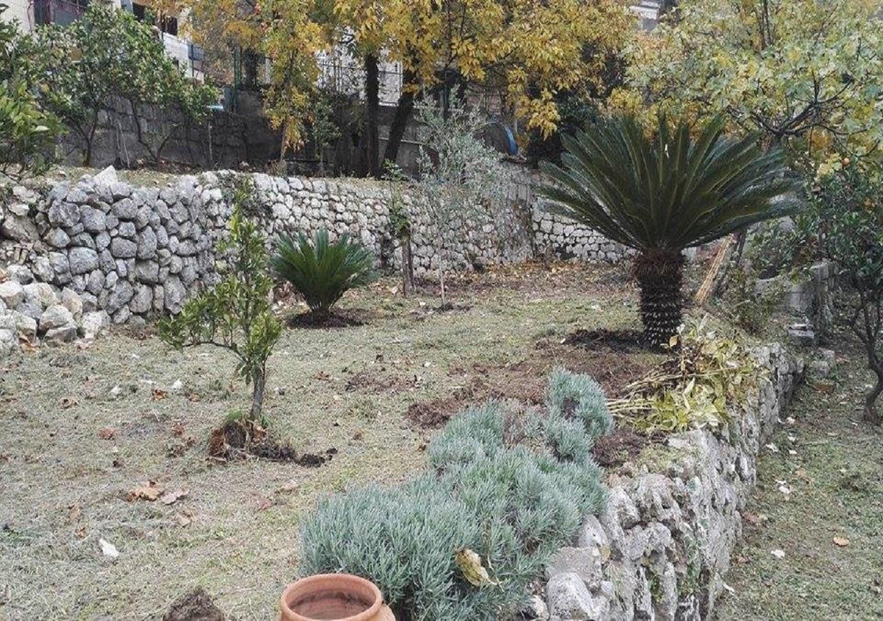 Apartment Rose Garden Risan Esterno foto